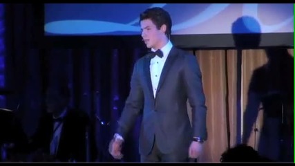 Nick Jonas изпълнява A House Is Not A Home - Drama League's Gala Event