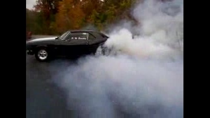 1968 Camaro Буквално Запалва Гумите