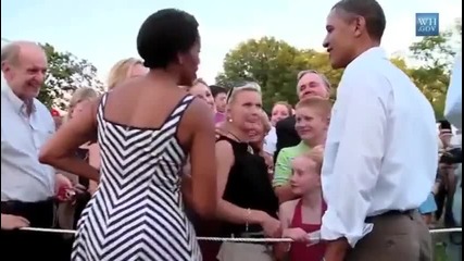 Барак Обама успокоява плачещо бебче