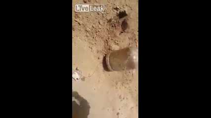 Иракски войник изравя голяма мина