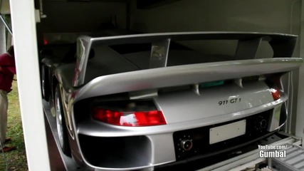 Porsche_911_gt1_-_getting_loaded