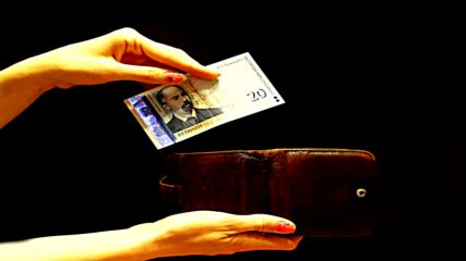 Едва едно на четири семейства у нас пести пари
