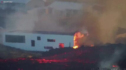 Вижте как сгради биват погълнати от пламъци след изригването на вулкан в Исландия (ВИДЕО)
