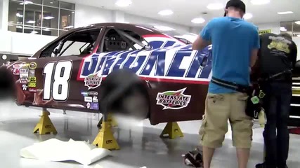 Кола за Nascar като Snickers