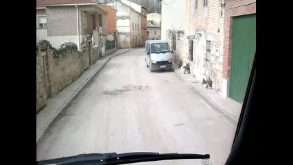 Как се кара камион през тясно село в Испания