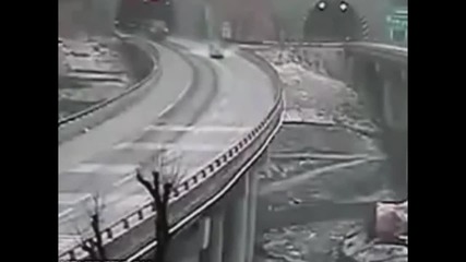 Icy car crashes! Accidents caught on tape