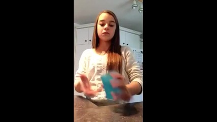 Момиче изпълнява "the Cup Song"