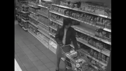 Жени се бият за тоалетна хартия в супермаркет