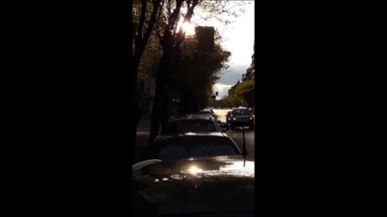 Кола се движи по тротоара