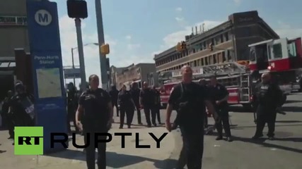 USA: Baltimore police pepper-spray protesters after shooting