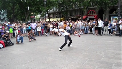 Невероятни танцьори по улиците на Париж