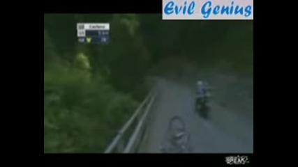 Велосипeдист пада oт мост, колелото му се строшава много яко!