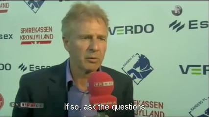Датски Футболен Треньор Удря Репортер