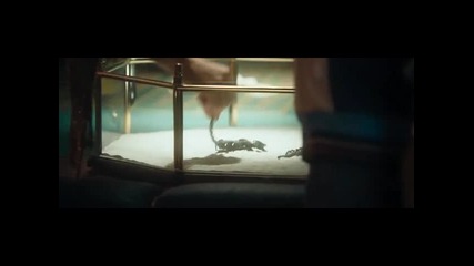 Сексапилната Хилъри Дъф си пъха скорпион в гащите!