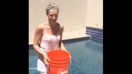 Beth Behrs Als Ice Bucket Challenge - -ice Bucket Challenge-