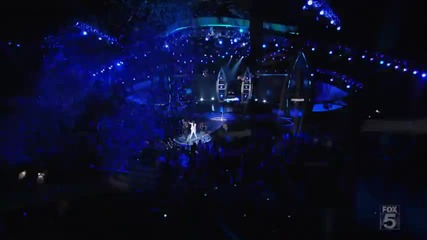 Страхотно шоу на Black Eyed Peas по време на песента I Gotta Feeling Hq