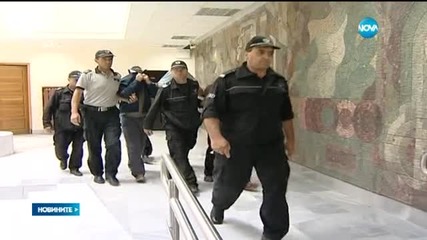 Задържаните за изнудване полицаи остават в ареста