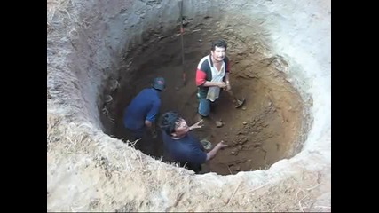 Ръчно изкопаване на кладенец в Мексико