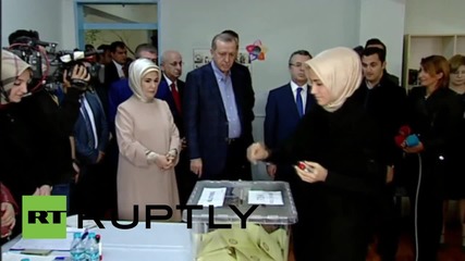 Президентът Реджеп Ердоган гласува на изборите в Турция