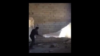 Идиот събаря стена но получава урок по физика