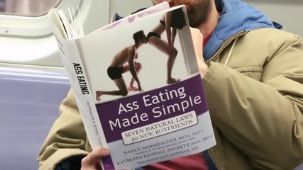 Бъзик в метрото - Мъж чете книга с фалшиви корици!