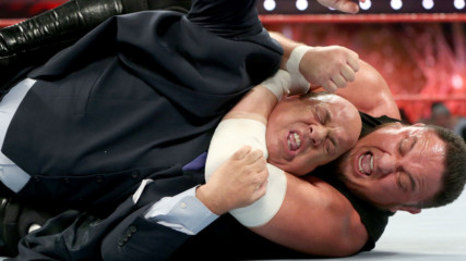 Samoa Joe traps Paul Heyman in the Coquina Clutch: Monday Night Raw, June 5, 2017