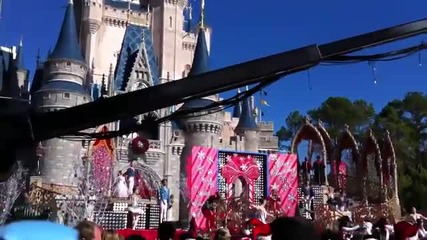 Oh Santa - Mariah Carey Christmas parade taping (wide shot) 