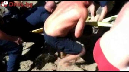30 минути изкопаваха тийнейджър от дупка на плажа