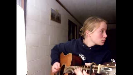 Момиче се раздава с акустична китара 