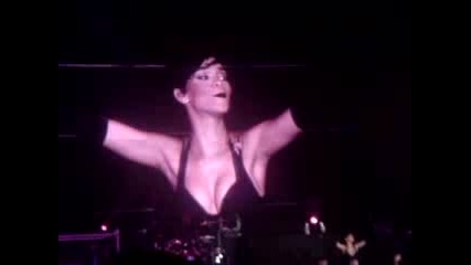 Rihanna - Hate That I Love You Live (малка част) @Moscow - 23.03.08