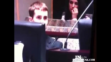 Момиче Си Бърка В Носа По Време На Дело За Убиство!