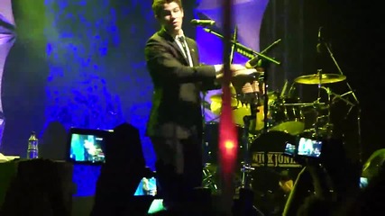 Nick Jonas пее Sos с латино ритъм и танцува много сладко
