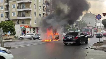 Кола изгоря на столичен булевард