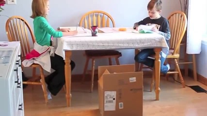 Баща им оставя кутия близо до тях.вижте реакцията на малките мили дечица.