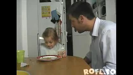 Няма такъв смях - баща изяжда храната на дъщеря си 