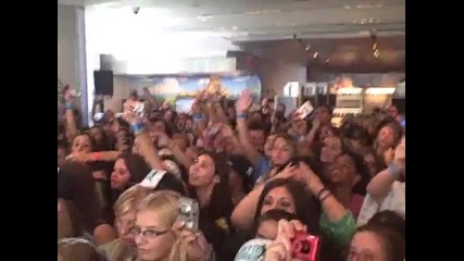 Justin at Nintendo World Store: Nyc 1.9.09 