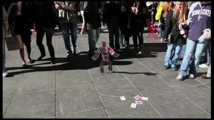 Зрелищен фокус с карти на улица Таймс Скуеър