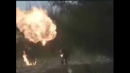 Човек Удря Бомба И Тя Го Изгаря 