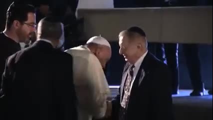 Папата целува ръцете на - Рокфелер, Ротшилд и Хенри Кисинджър!