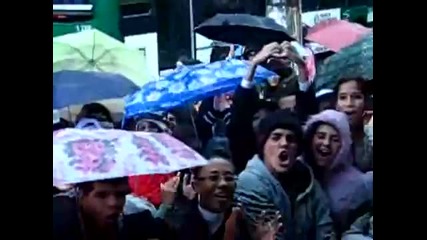 Fas da Dulce Maria lotam entrada da Mtv Veja o v deo Mtv Brasil 