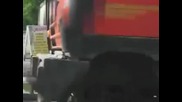 Луд руснак кара камион без една гума : д