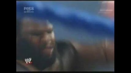 Mark Henry илиза на ринга и ги побеждава 