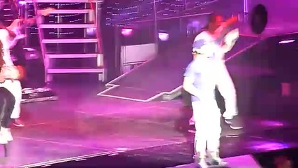Justin Bieber изпълнява One Less Lonely Girl в Париж 