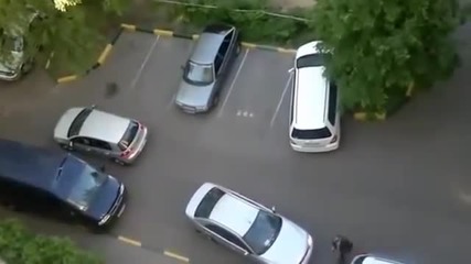 Две жени паркират едновременно !