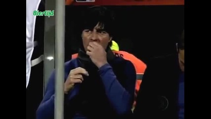 Треньорът на Германия си бърка в носа и после си го лапа 