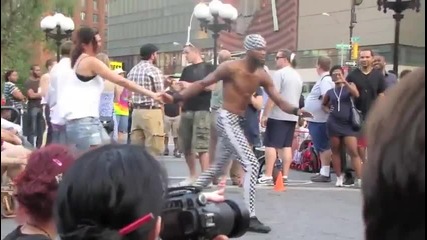 Невероятно акробатно шоу на улицата