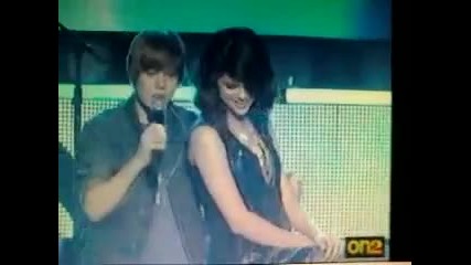 Джъстин Бийбър пее One Less Lonely Girl за Салина Гомез 