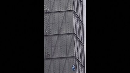 Мъж опита да изкачи без екипировка небостъргач в Буенос Айрес, задържаха го (ВИДЕО)