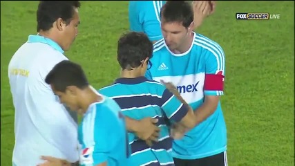 Messi дава афтограф на фен Респект