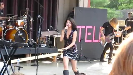 Selena Gomez - Naturally - Live at Six Flags St. Louis 